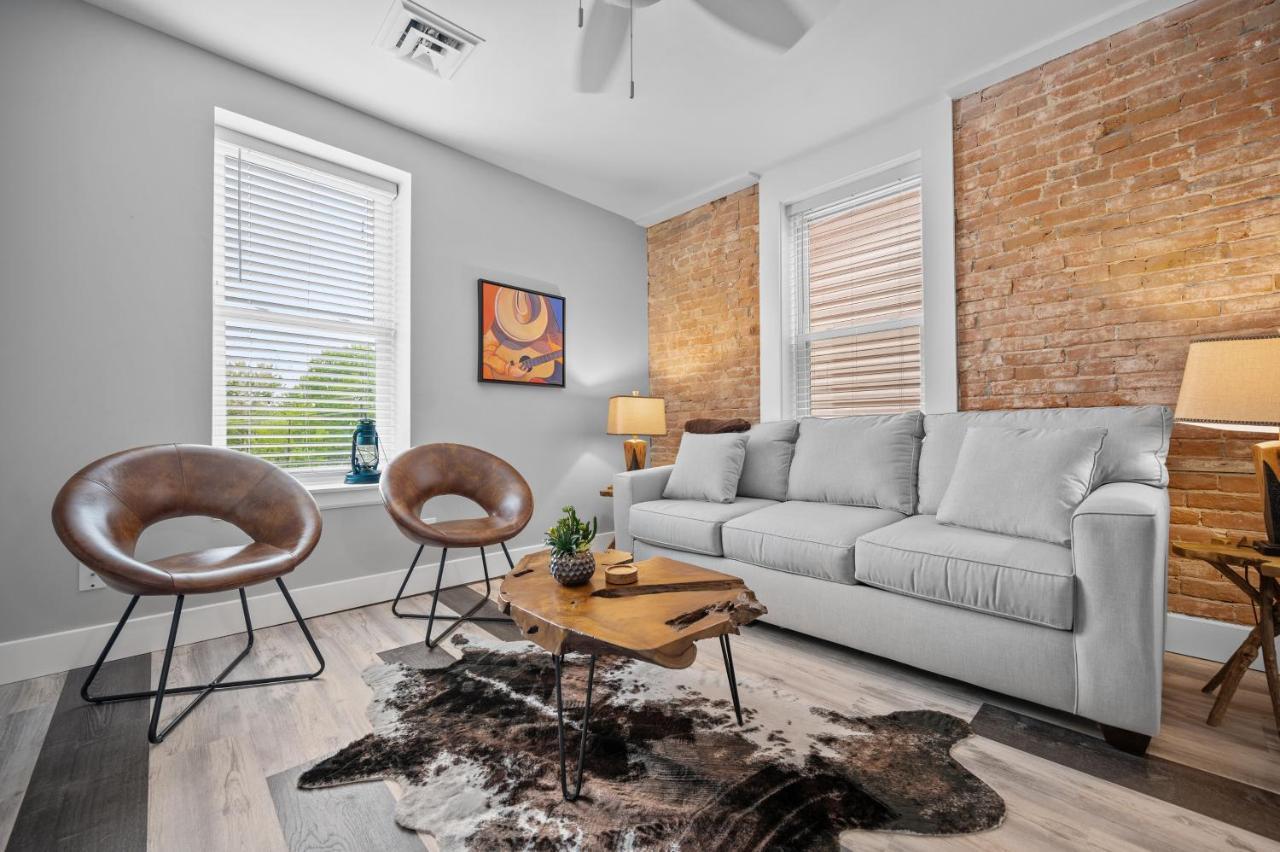 Wild West Getaway Apartment Saint Charles Exterior photo