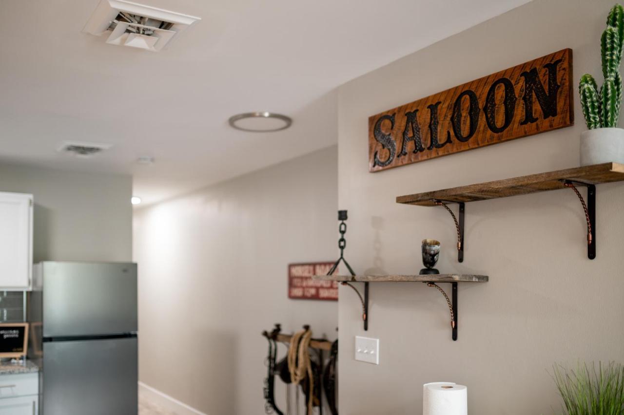 Wild West Getaway Apartment Saint Charles Exterior photo