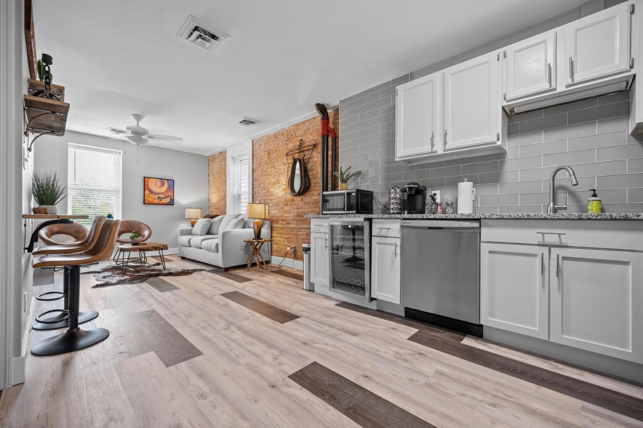 Wild West Getaway Apartment Saint Charles Exterior photo