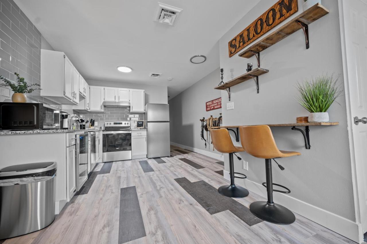 Wild West Getaway Apartment Saint Charles Exterior photo