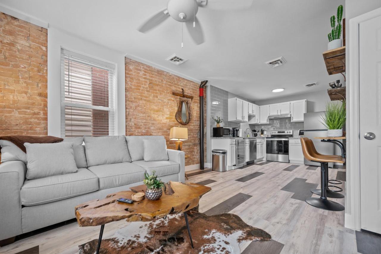 Wild West Getaway Apartment Saint Charles Exterior photo