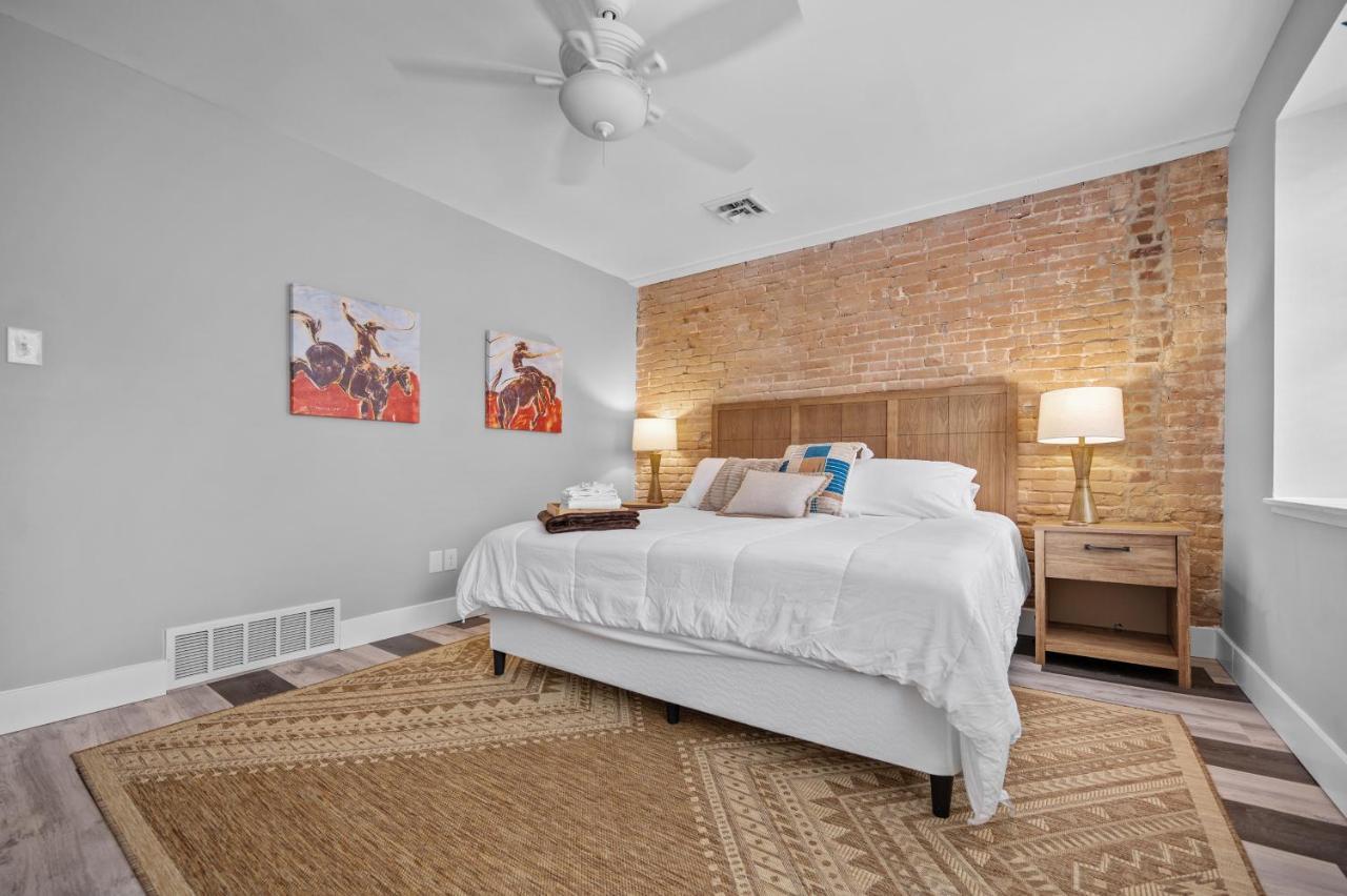Wild West Getaway Apartment Saint Charles Exterior photo