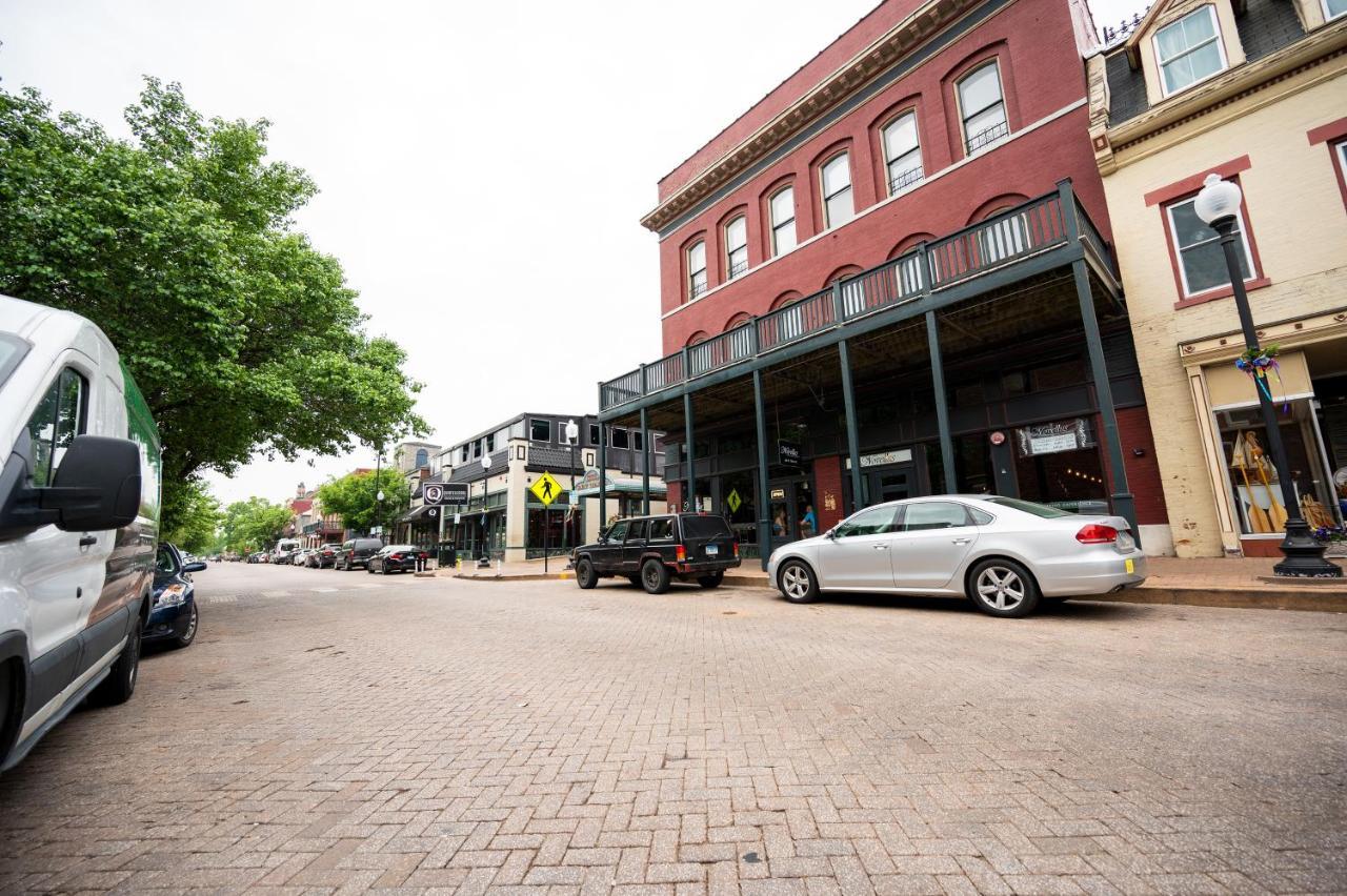 Wild West Getaway Apartment Saint Charles Exterior photo