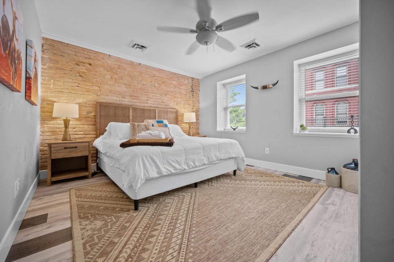 Wild West Getaway Apartment Saint Charles Exterior photo